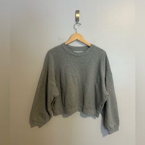 MOTHER Denim The Loosen Up Crop Sweatshirt in Move It Light Grey size Large (L)